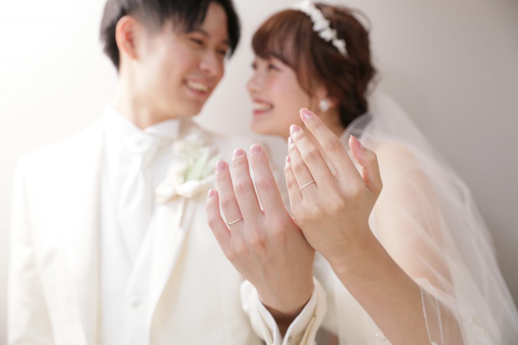 結婚式の代わりに ナシ婚派カップルがフォトウェディング で叶えたいおすすめポーズ７選 スタジオでも結婚式場のようなお写真が撮れます 写真工房ぱれっと札幌中央店