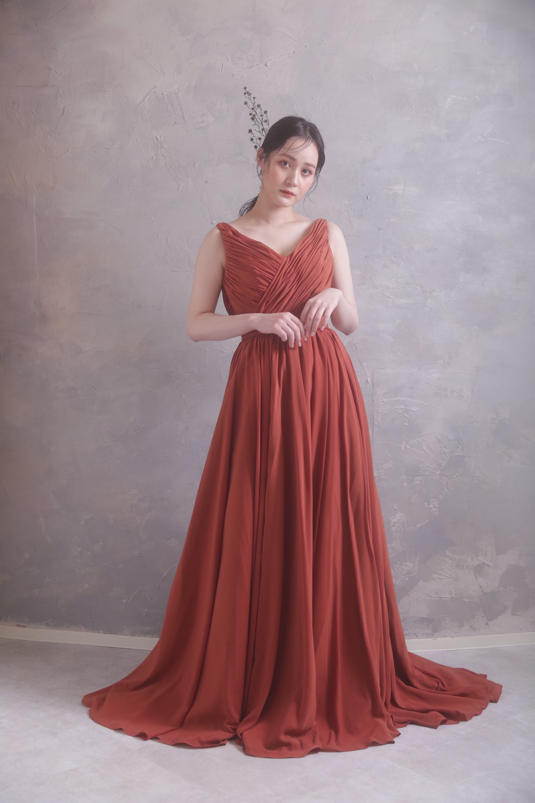 衣装新作公開 Premierline 洗練されたワンランク上の上質な衣装 Isamu Moritaからトレンドのテラコッタカラーのスレンダードレスが入荷 モデルさん着用画像のご紹介 写真工房ぱれっとbridal