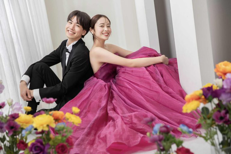 紫のウェディングドレスで魅せる結婚式のスタイル