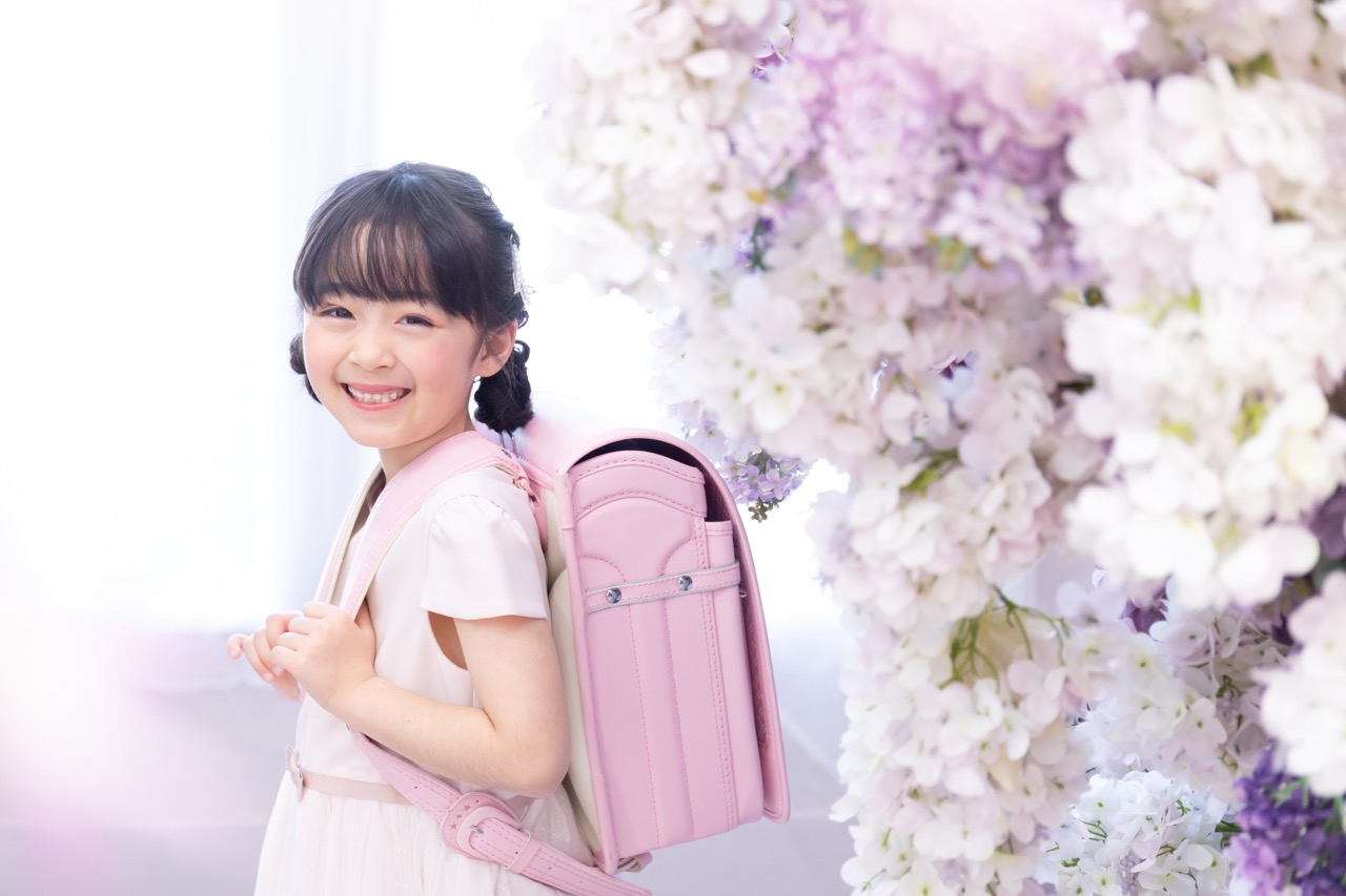 花　ピンク　ランドセル　小学生　女の子　笑顔