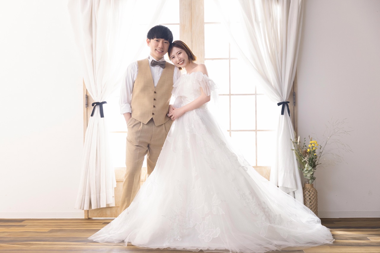 新郎新婦　ウエディングドレス　フォトウェディング　ベージュのタキシード