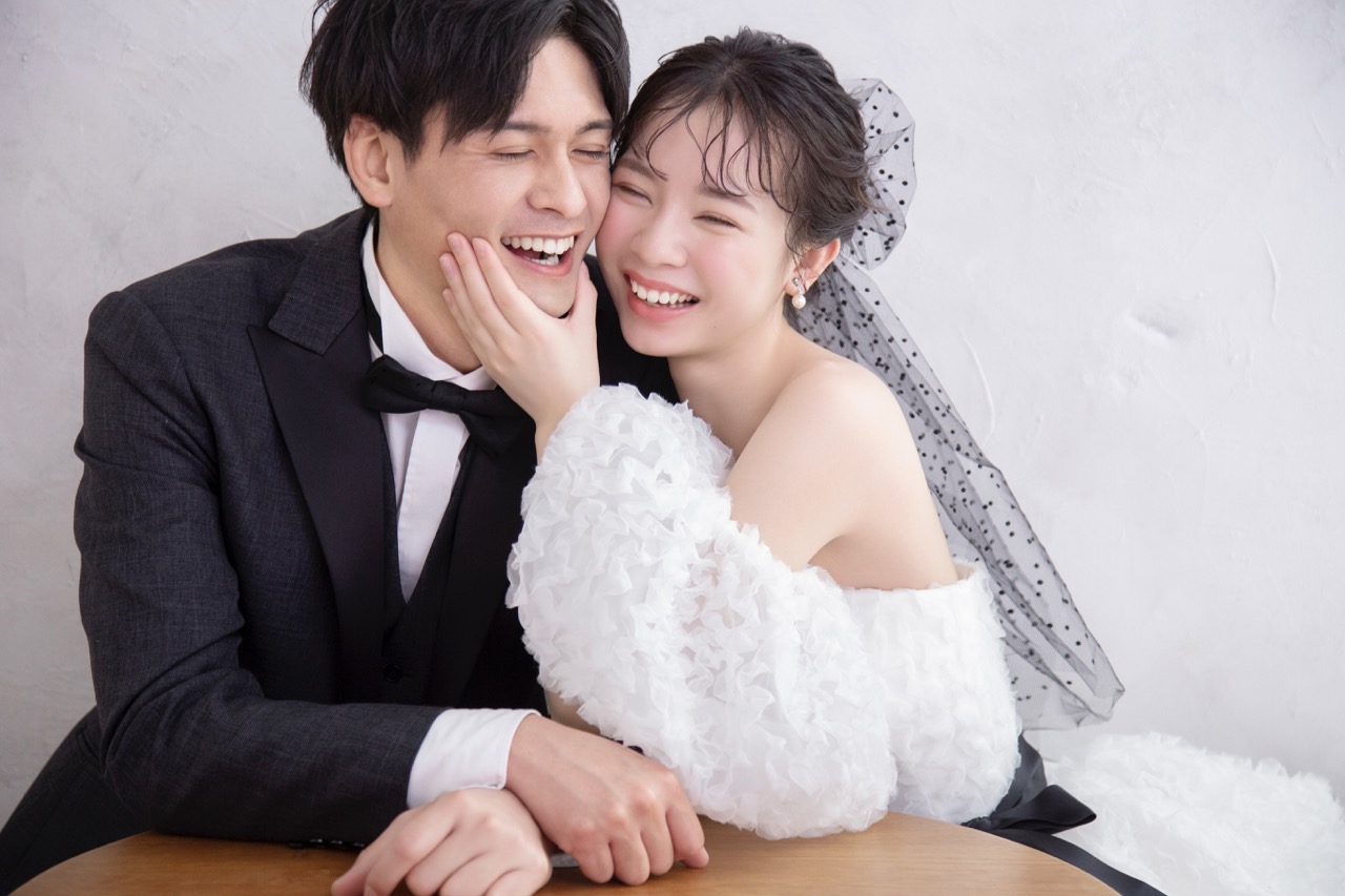 ウエディングドレス　タキシード　結婚式　フォトウェディング　カップル　夫婦