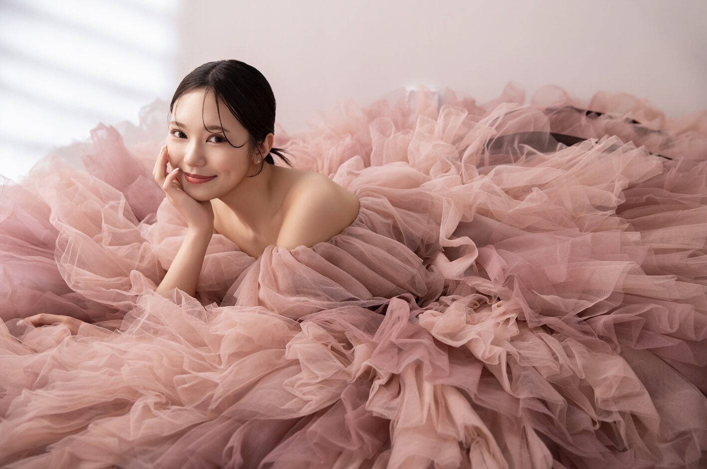 成人 二十歳 撮影 スタジオ ドレス 女の子 女性