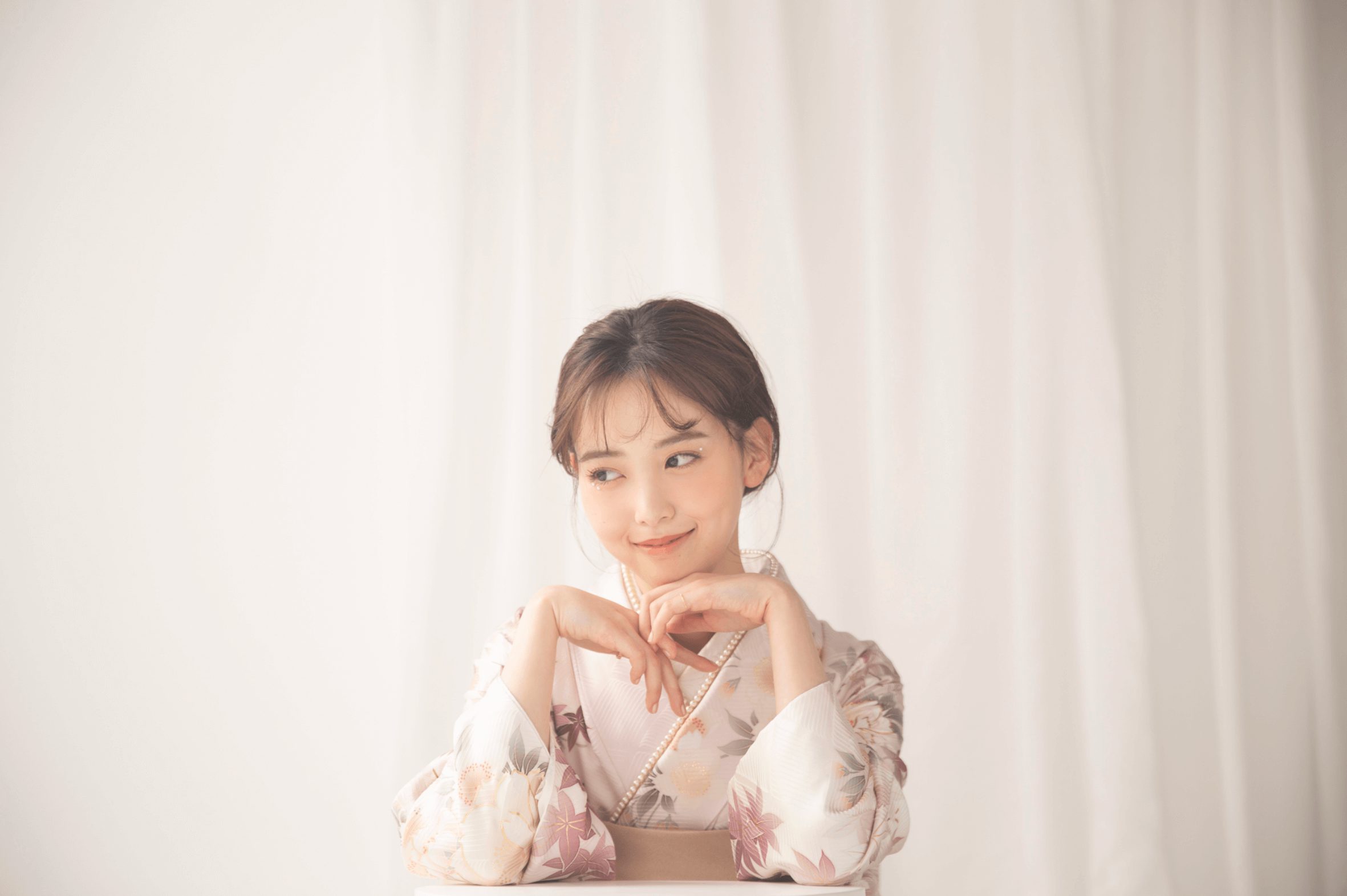 背景に悩まれている方必見！あなたの魅力を引き出す白ペーパーのビジュアルをご紹介･:*+.