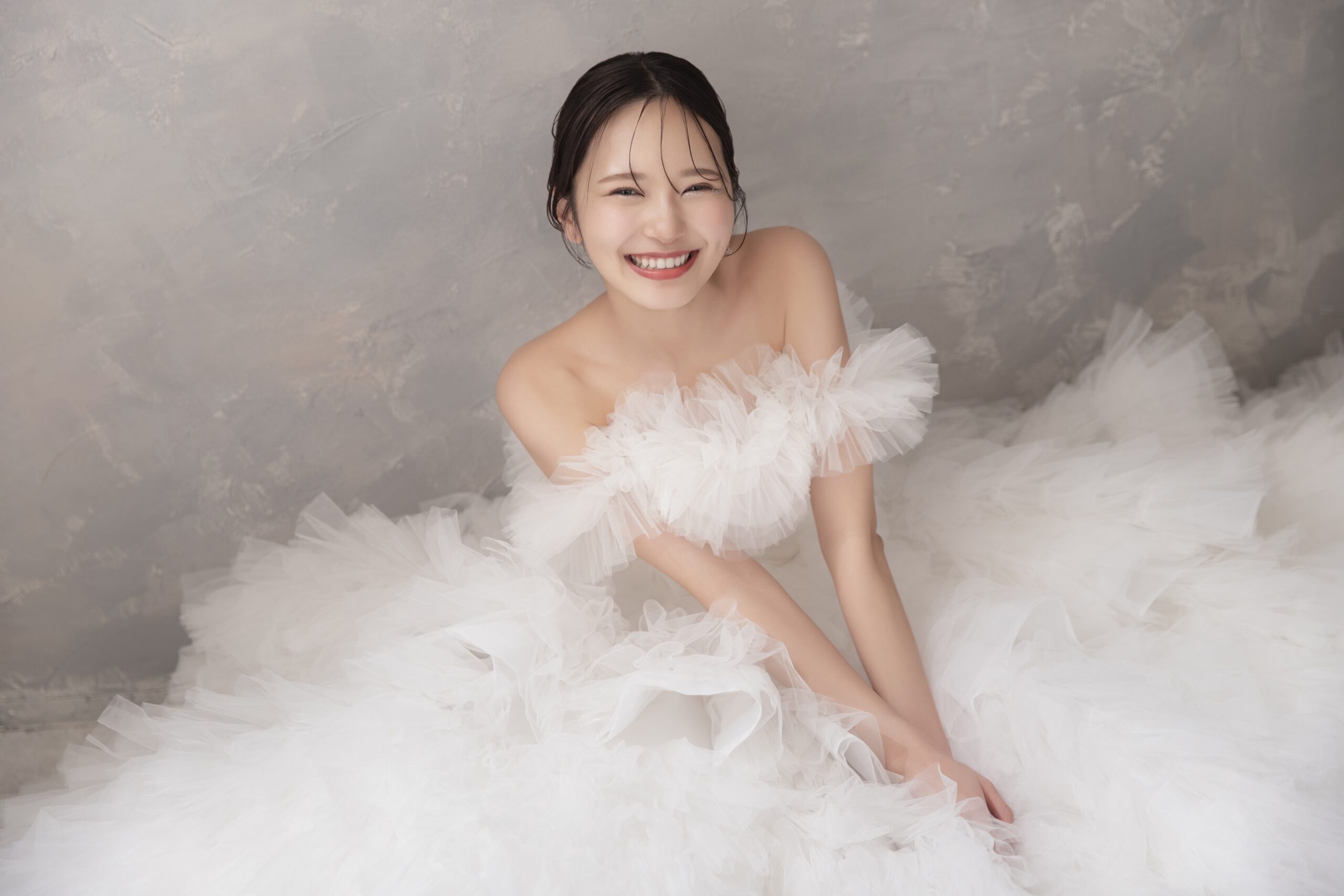 成人　二十歳　撮影　スタジオ　ドレス　女の子　女性　白