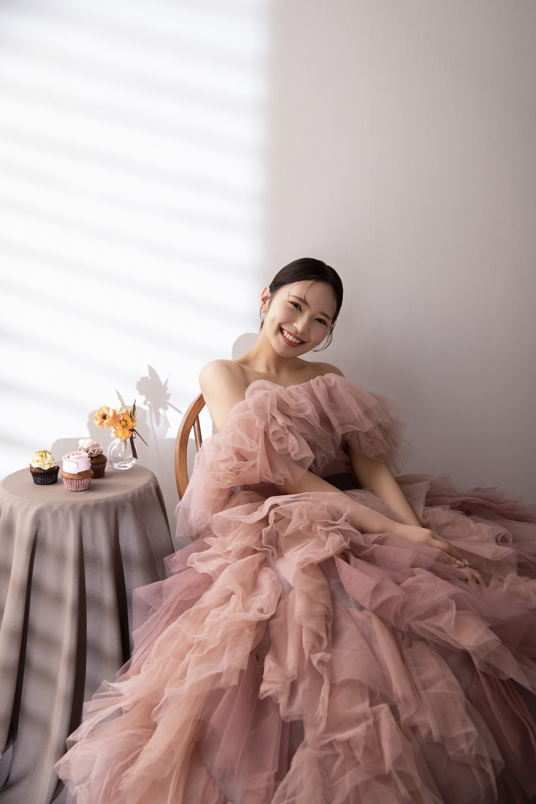 成人　二十歳　撮影　スタジオ　ドレス　女の子　女性