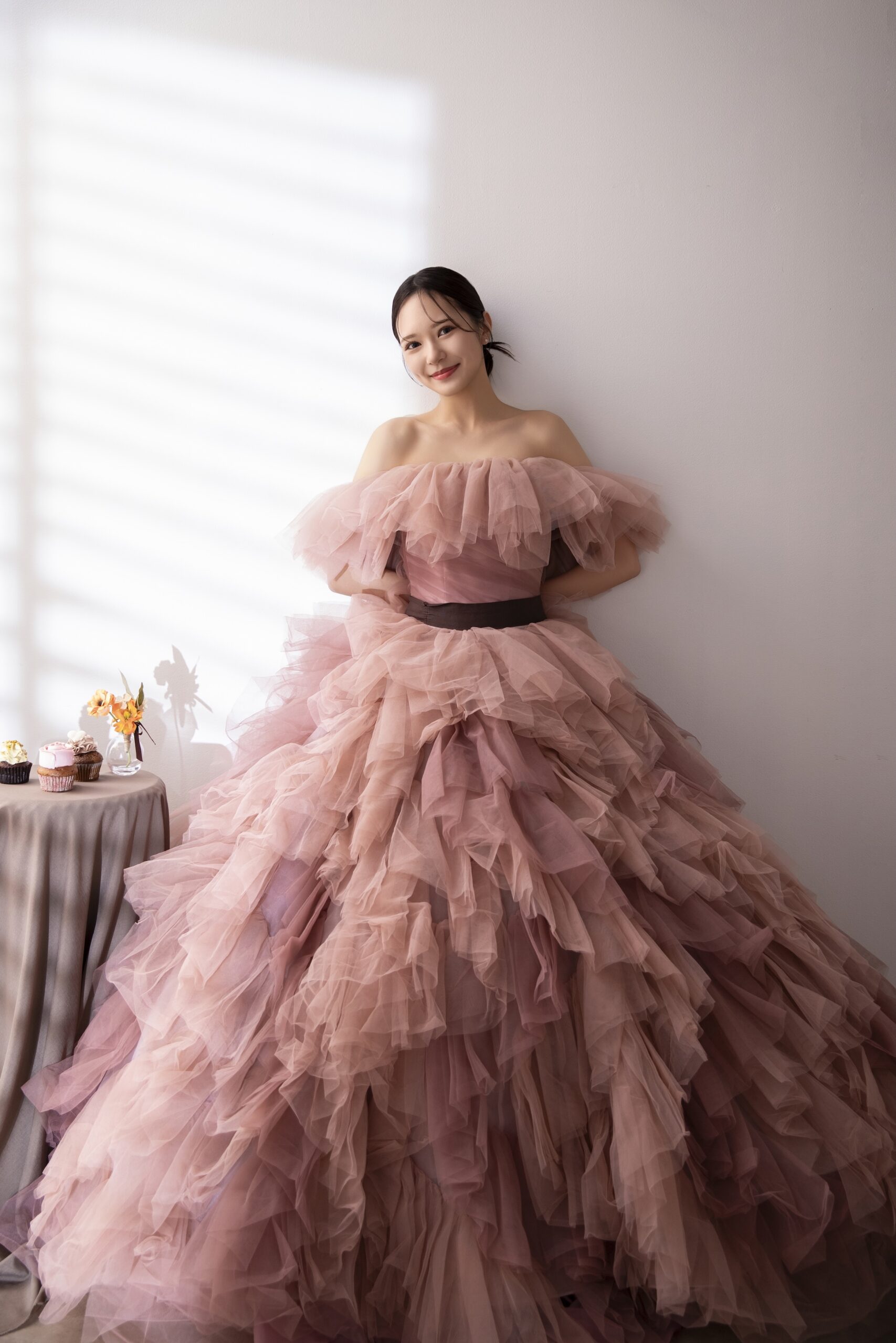 成人　二十歳　撮影　スタジオ　ドレス　女の子　女性