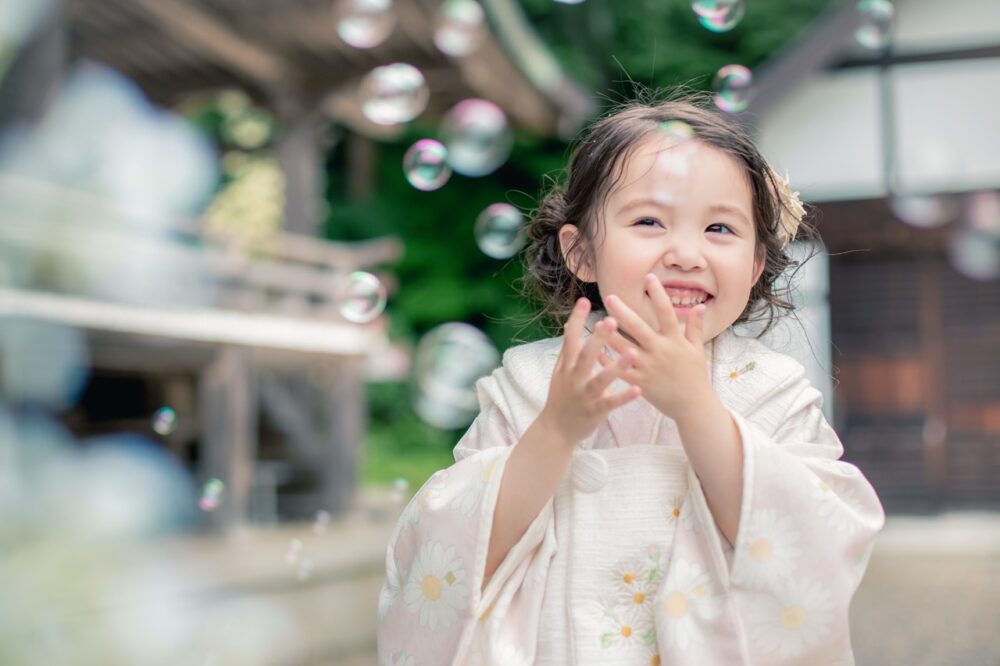 女の子　ロケ　神社　シャボン玉