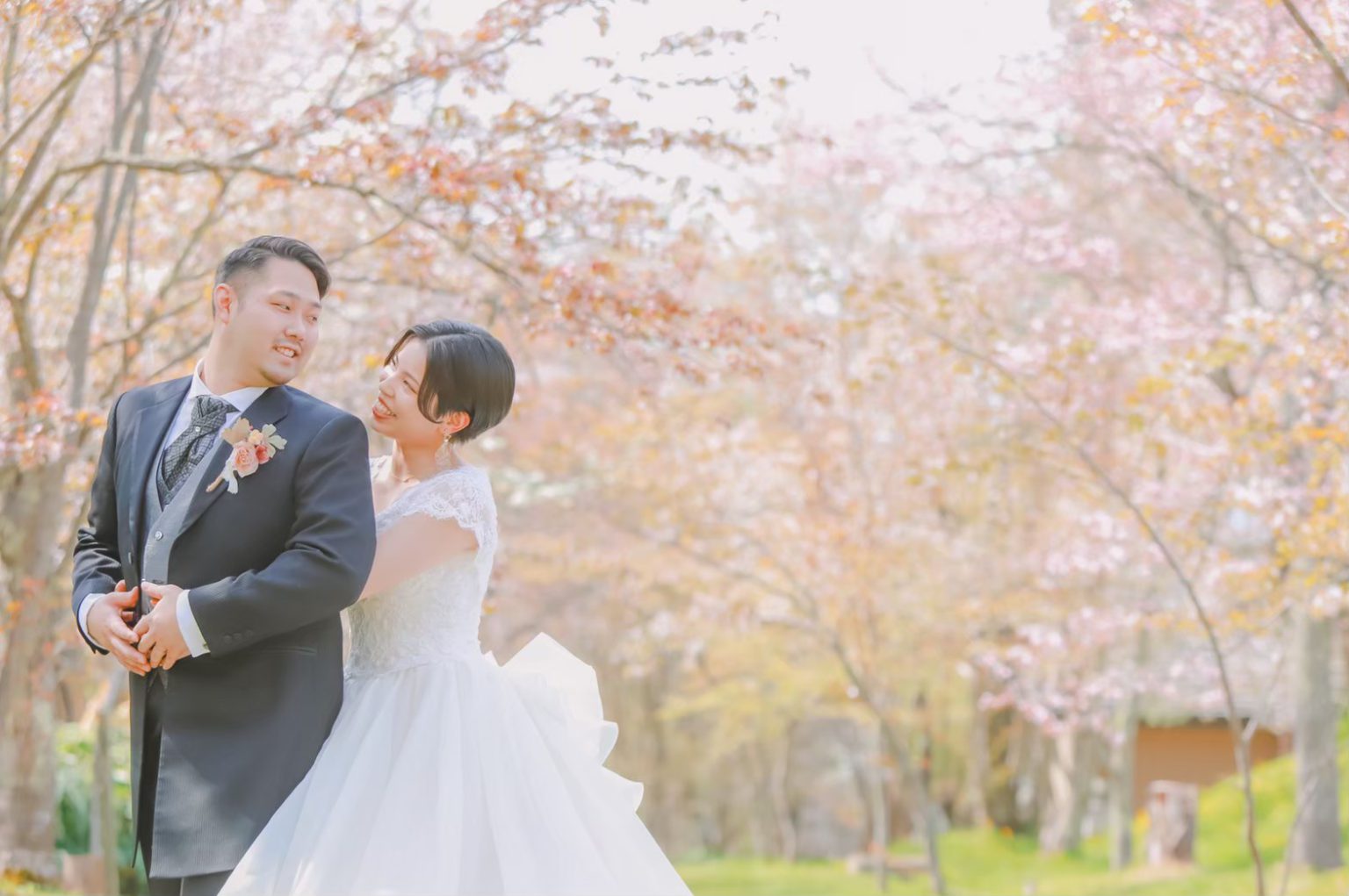 華やかに咲き誇る桜の下で、永遠の愛を誓う。旭川近郊で叶える、春爛漫のブライダルロケーションフォト