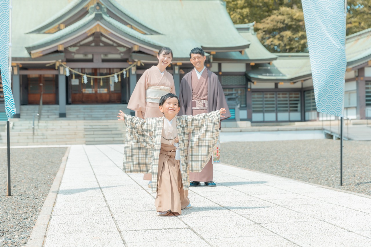 七五三　家族　親子　神社　５歳　男の子　パパママ着物