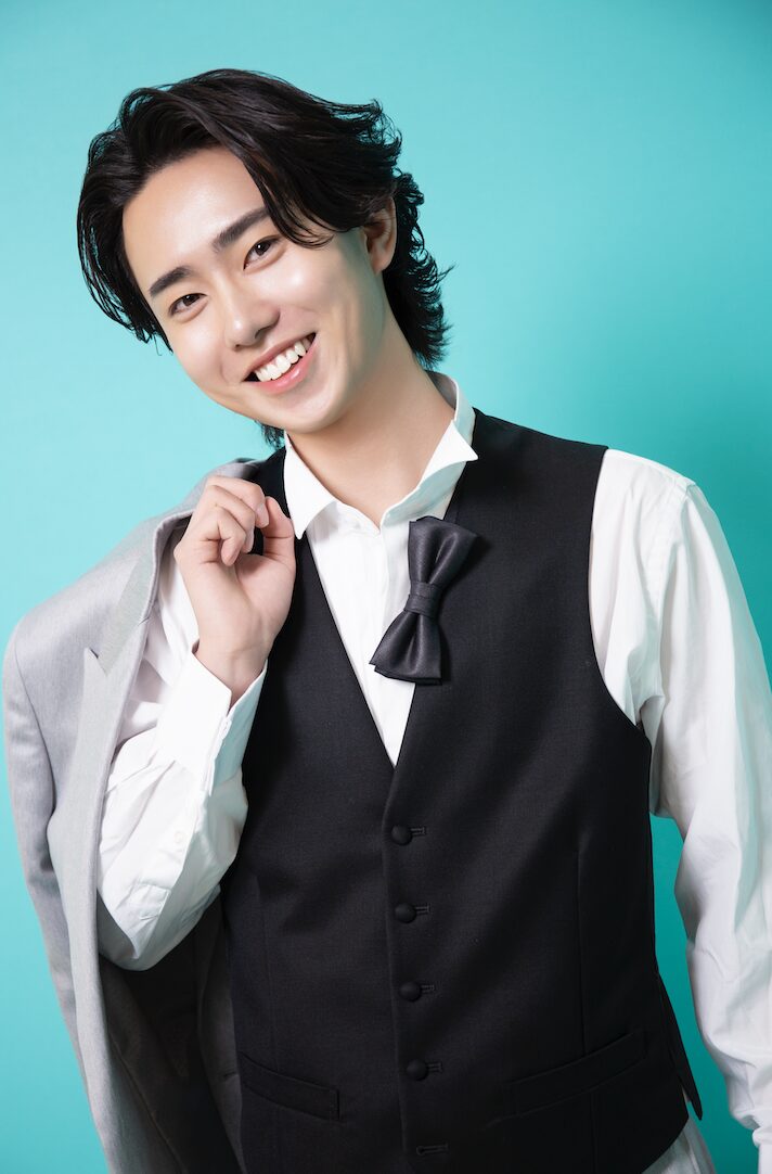 成人　男子　男性　二十歳　撮影　タキシード　スタジオ