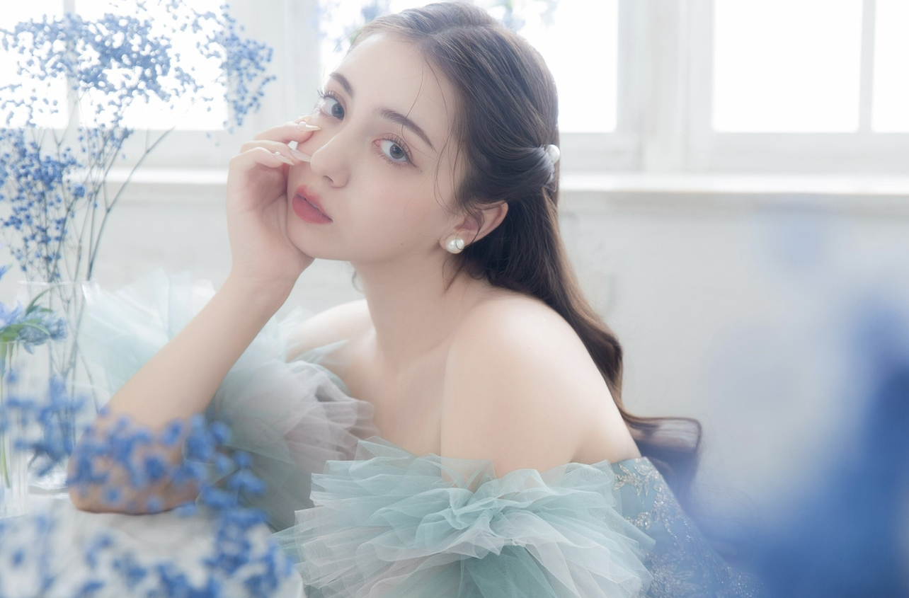 成人　二十歳　撮影　スタジオ　ドレス　女の子　女性