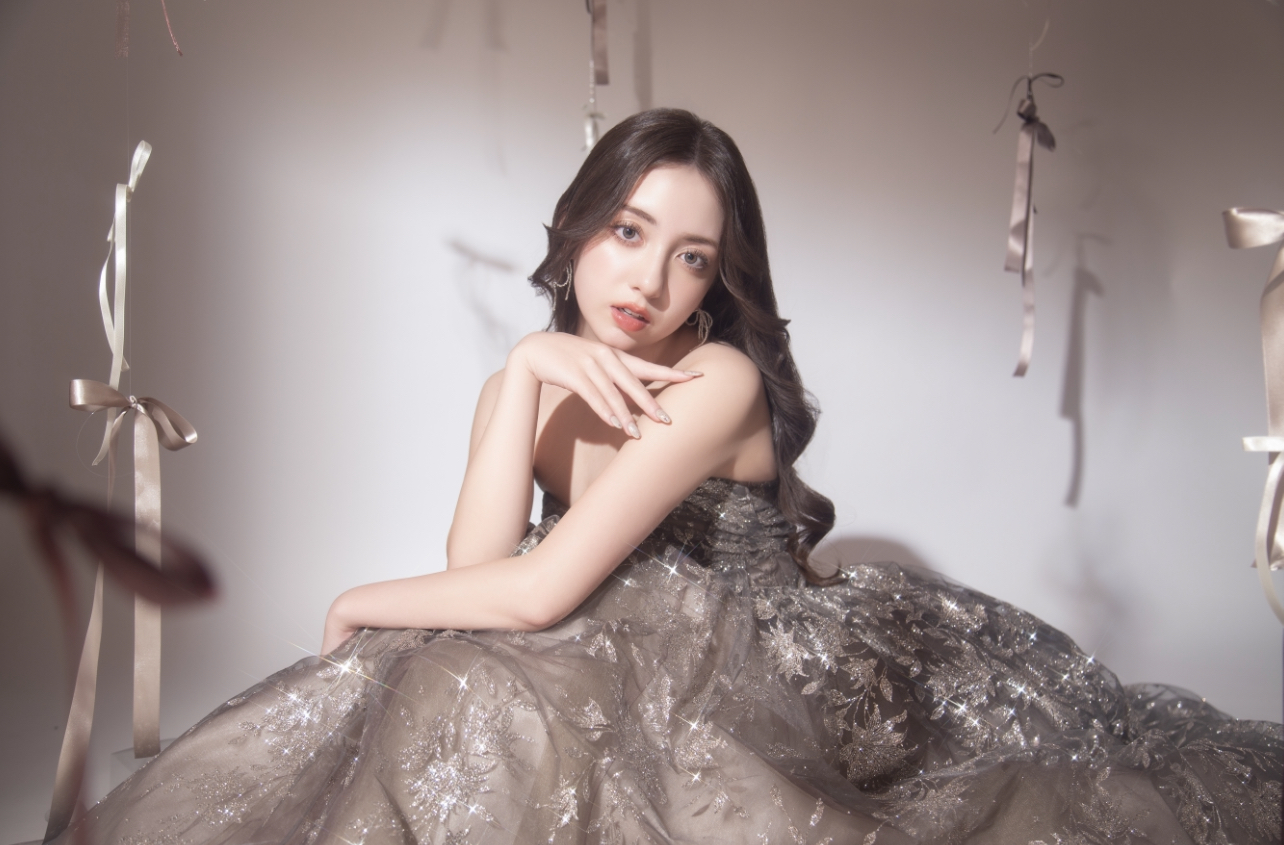 成人　二十歳　撮影　スタジオ　ドレス　女の子　女性　