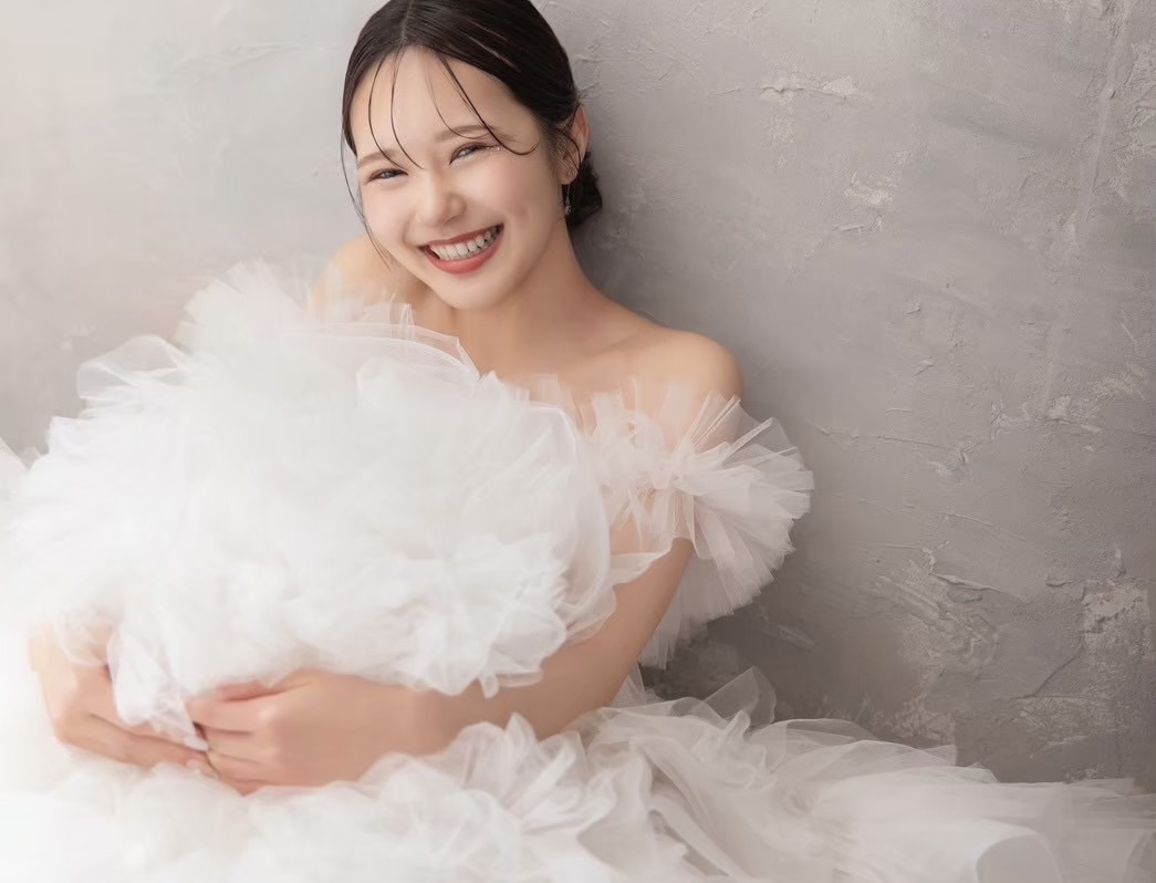 成人　二十歳　撮影　スタジオ　ドレス　コンセプチュアル　女の子　女性