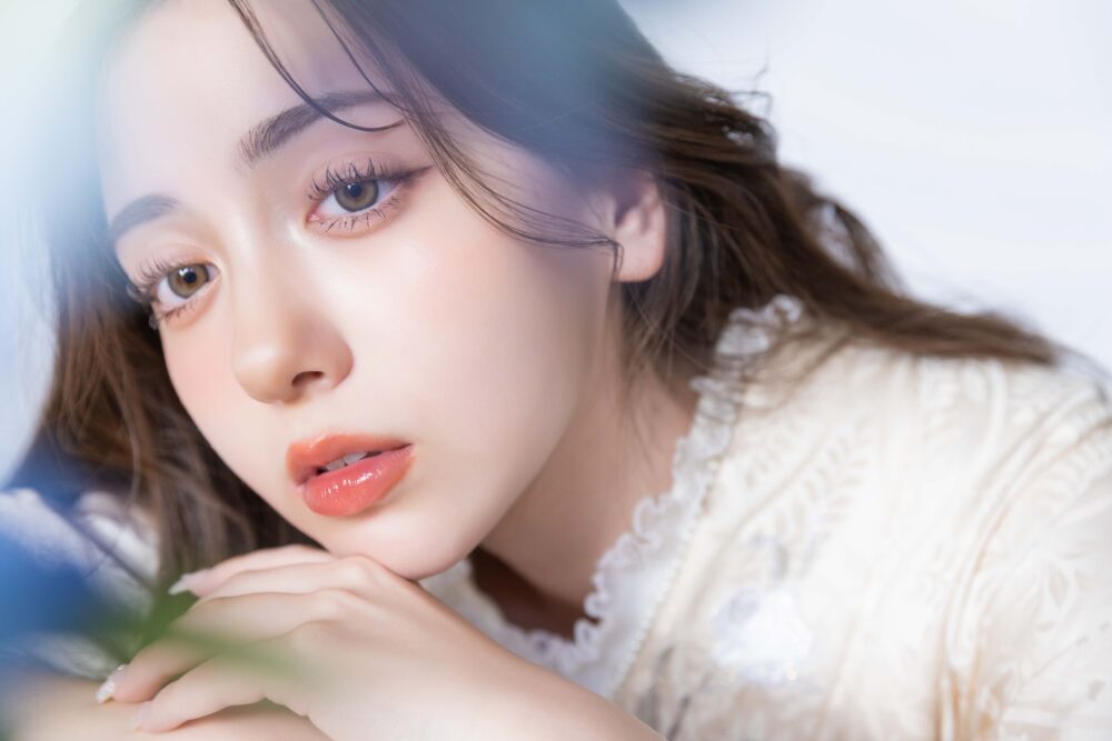 成人　二十歳　撮影　スタジオ　ドレス　女の子　女性　