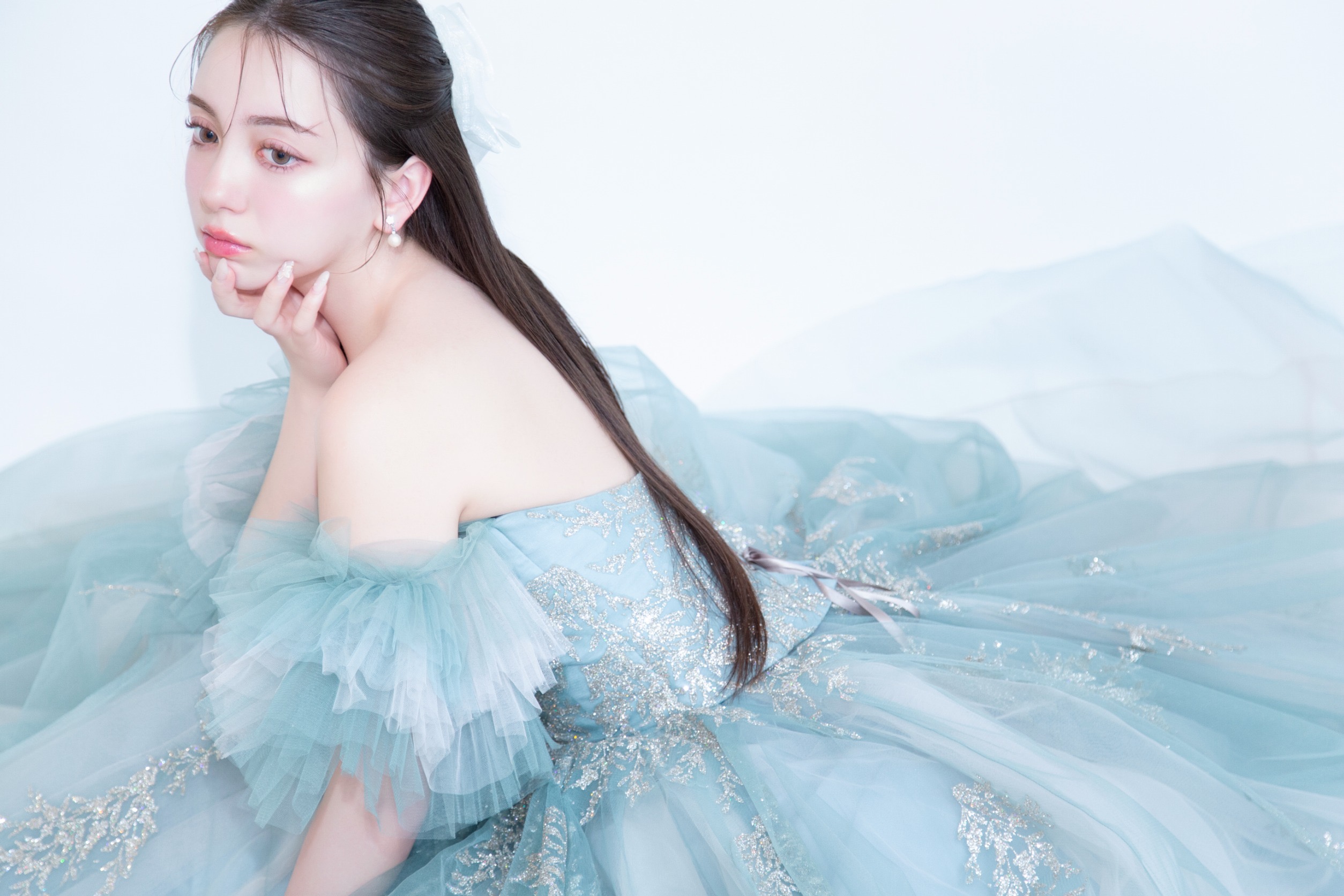 成人　二十歳　撮影　スタジオ　ドレス　コンセプチュアル　女の子　女性