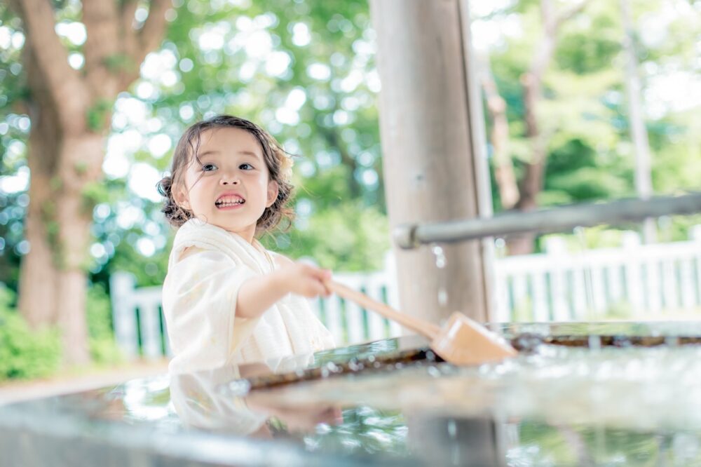 女の子　ロケ　手水舎　神社