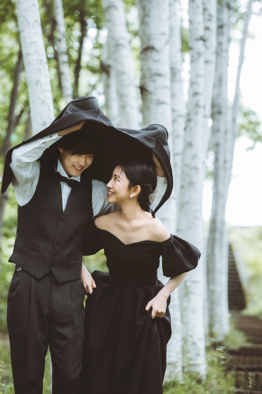雨　ロケ　婚礼　黒ドレス　タキシード