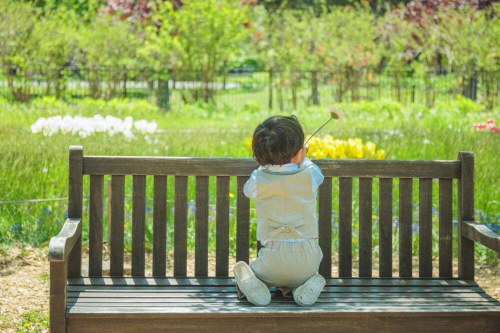 男の子　ロケ　公園　ベンチ