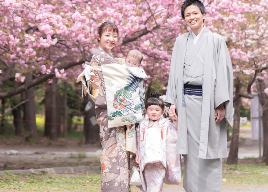「100日祝いを和装で残す｜家族の絆が深まる訪問着撮影プラン」写真工房ぱれっと函館北斗店