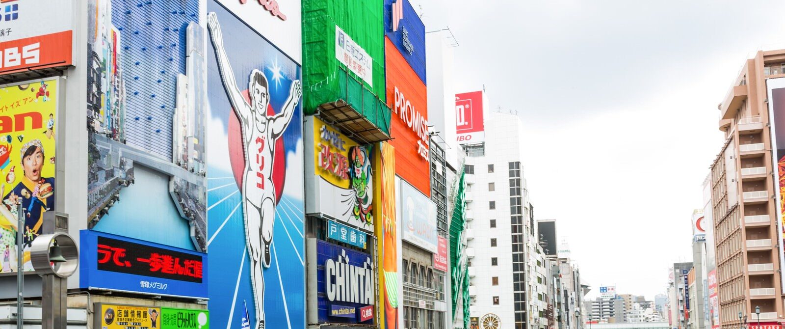 大阪で叶えるウェディングフォトや前撮りの魅力や人気スタジオ、衣装、撮影スポットをご紹介。