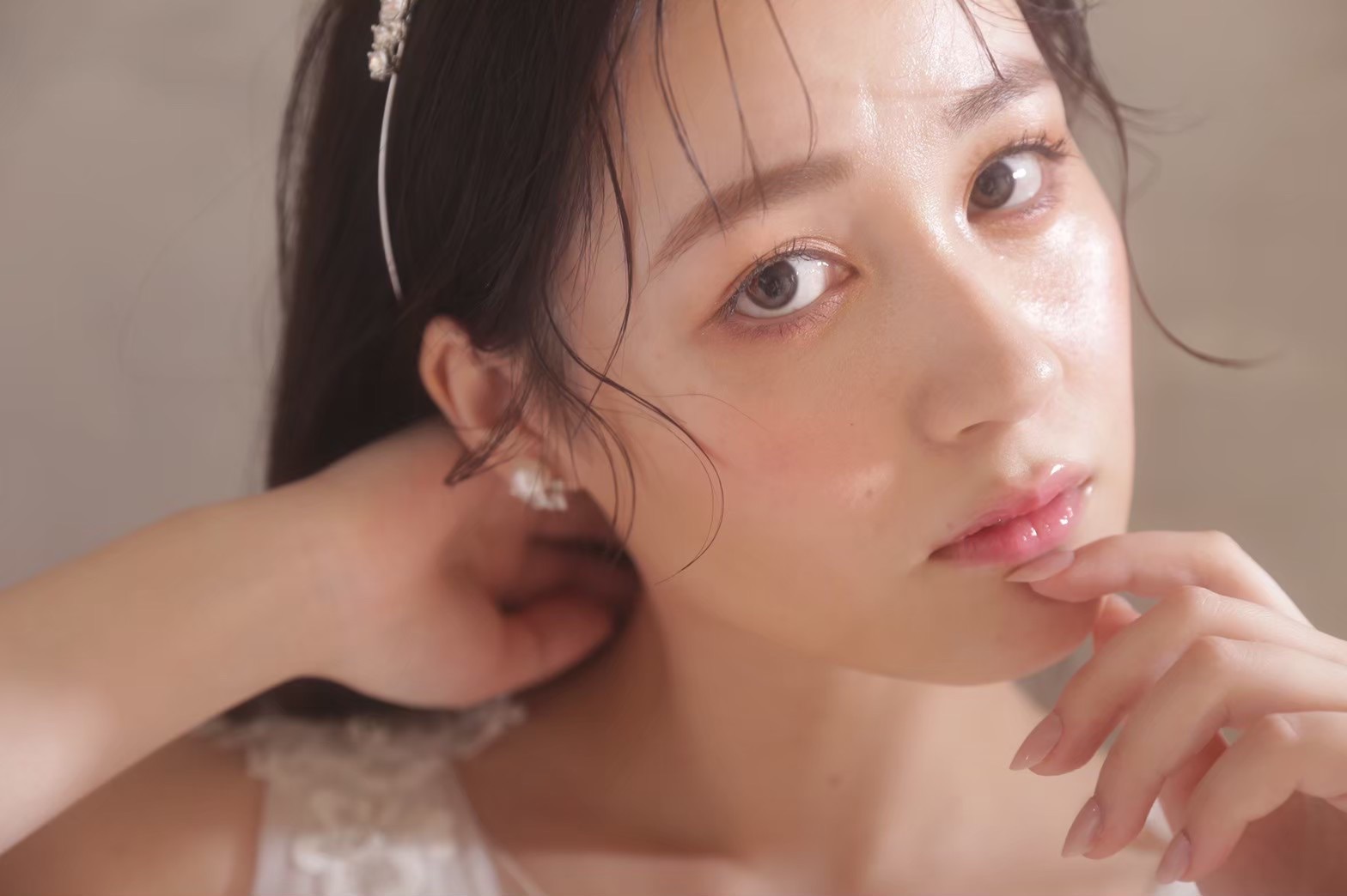 【FAQ】フォトウェディング当日のヘアメイクどうする？チェンジ料金や髪飾りの持ち込みについて徹底解説！