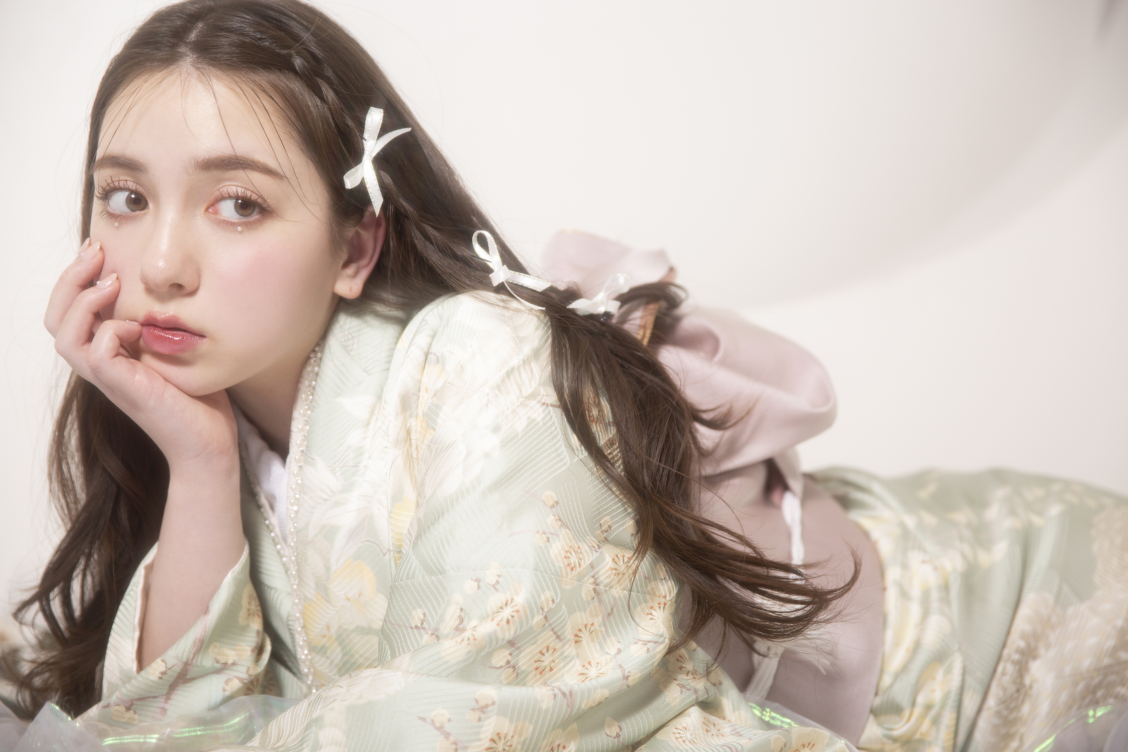 成人式前撮りの「写真映え」メイク術!振袖の色別トレンドと失敗しないポイントをプロが解説