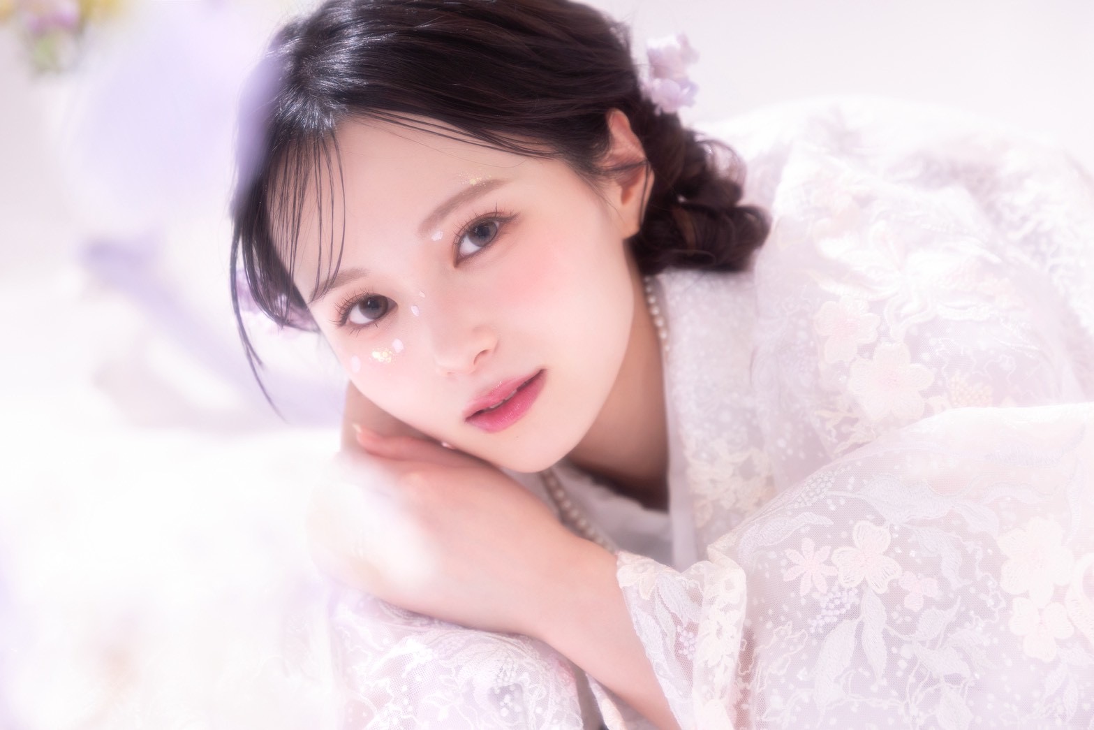 大人の女性をより美しく。30代・40代の肌悩みに寄り添うヘアメイクと最新ライティング技術