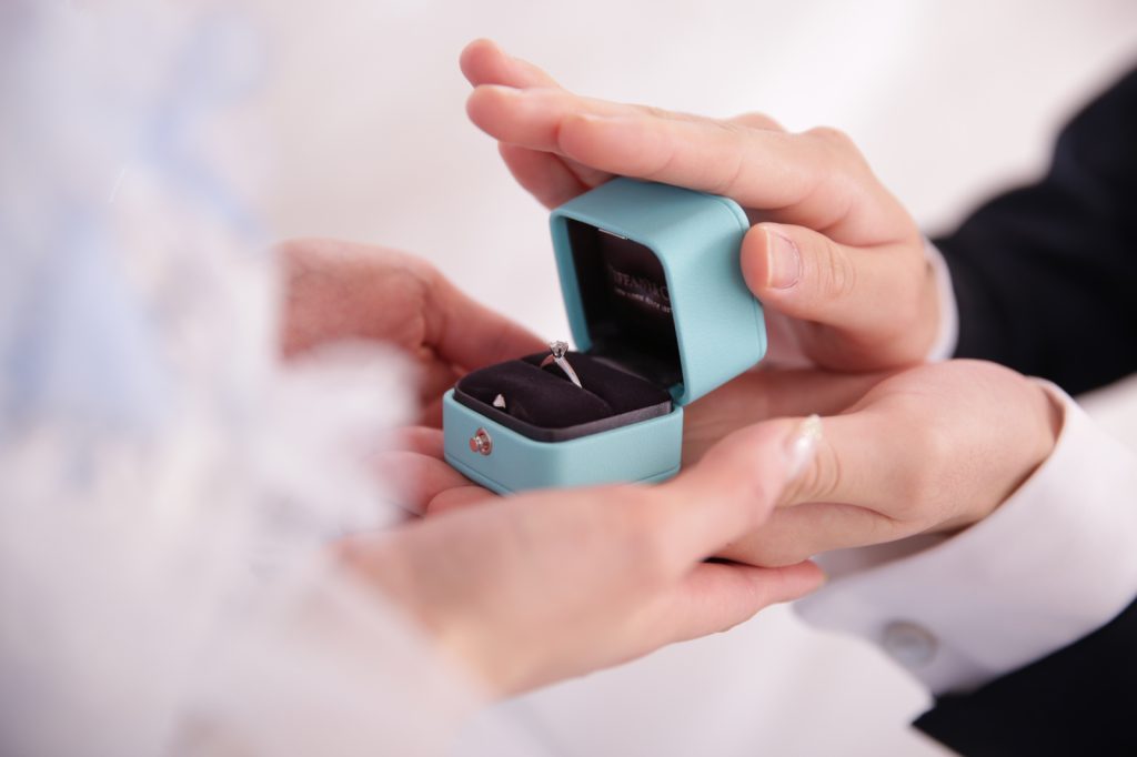 思い出の品やお子様のおもちゃも！「自分たちらしさ」を形にする持ち込み無料の撮影術