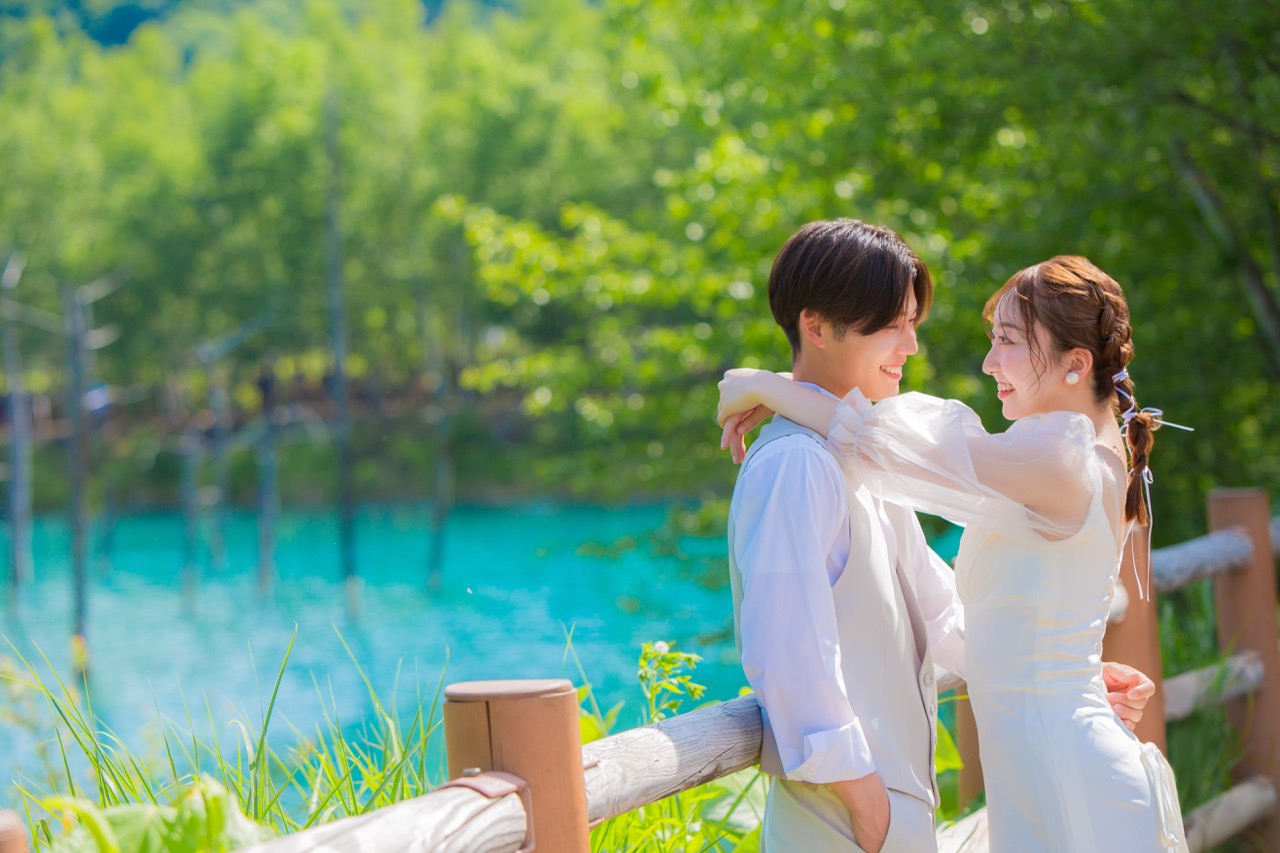 【神秘湛藍幻境】美瑛青池婚紗攝影，在夢幻水色前見證永恆