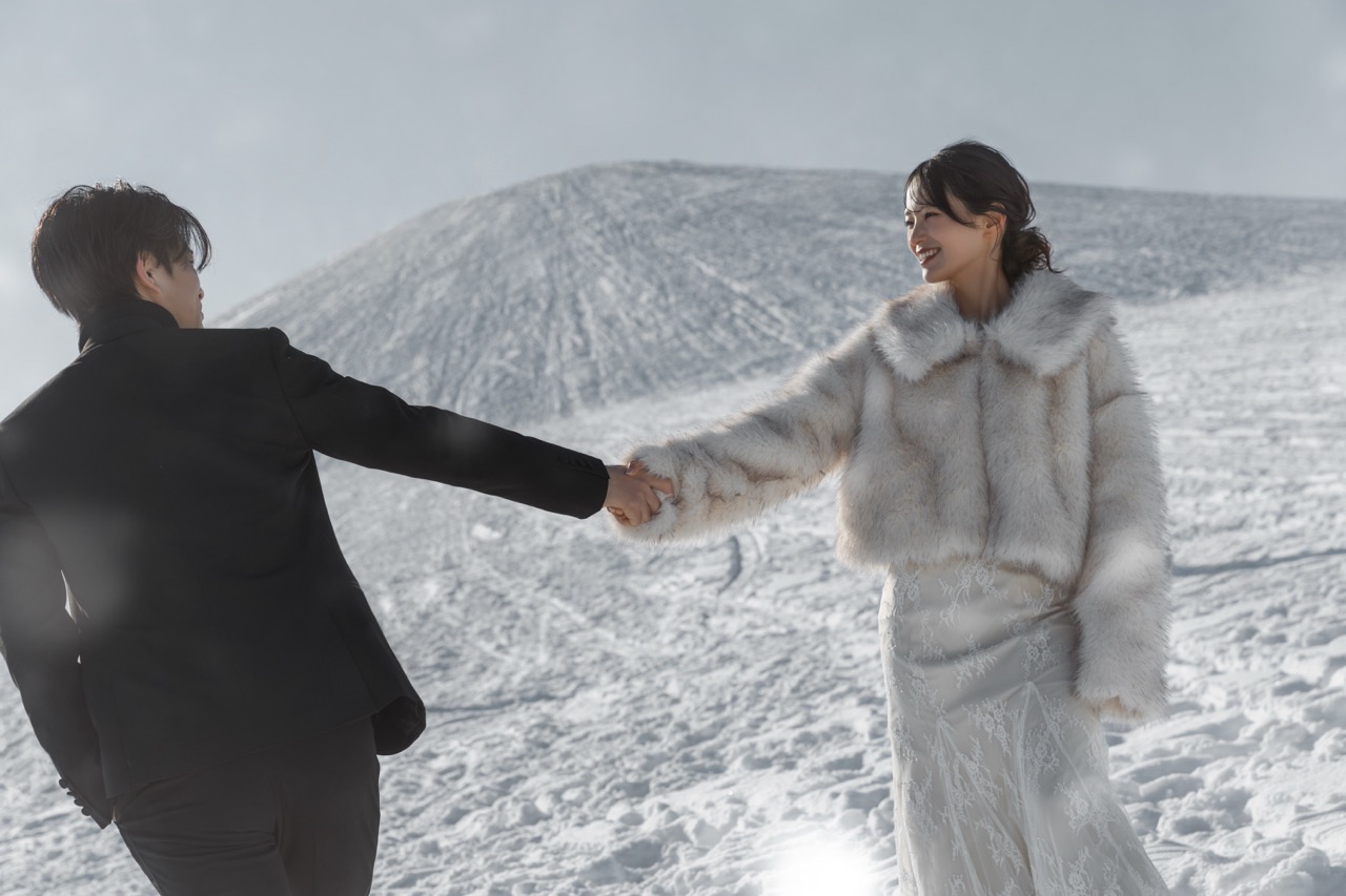 在銀白世界擁抱暖意：冬日婚紗照，北海道雪地的唯美拍攝心法