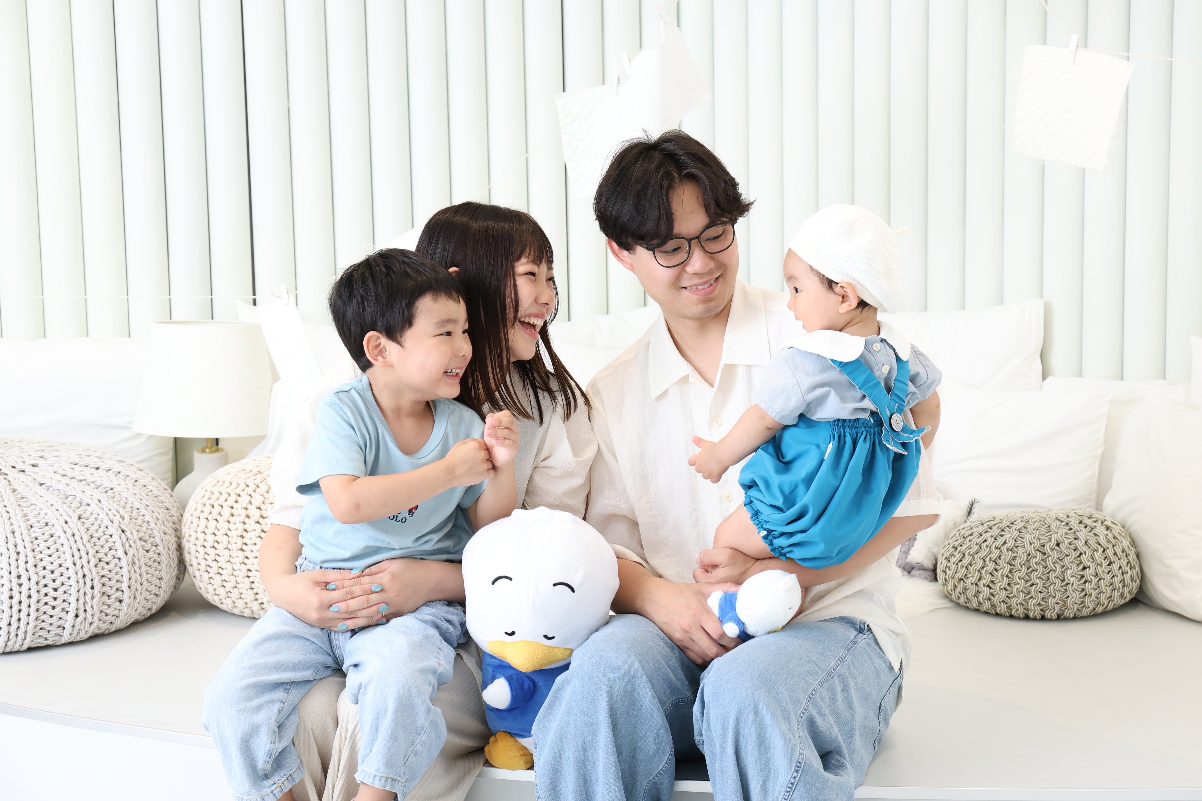 1歳撮影は家族でリンクコーデ!札幌のシンプル可愛い「まっしろスタジオ」が最適🕊️♡