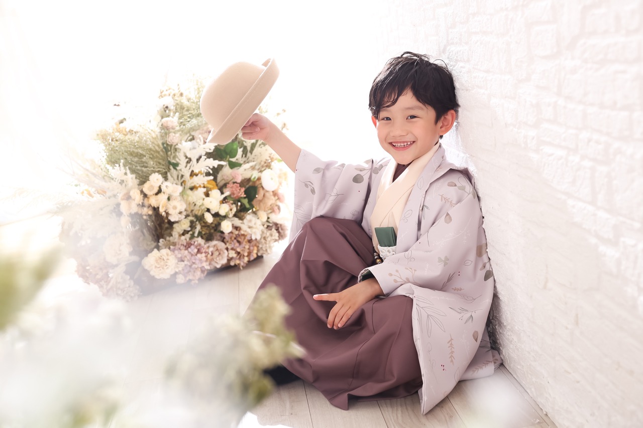 七五三記念撮影で笑顔な男の子