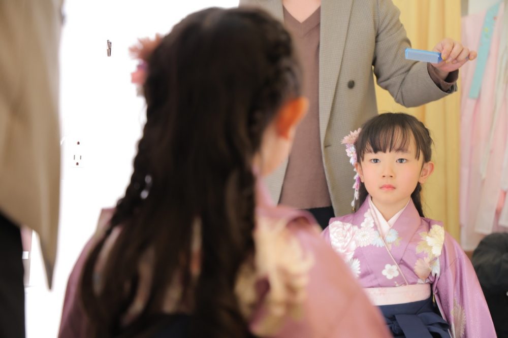 撮影のお仕度をしている女の子
