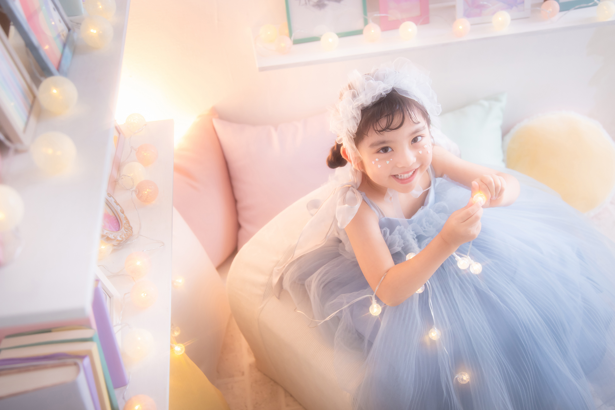 七五三記念の洋装でスタジオ撮影している女の子