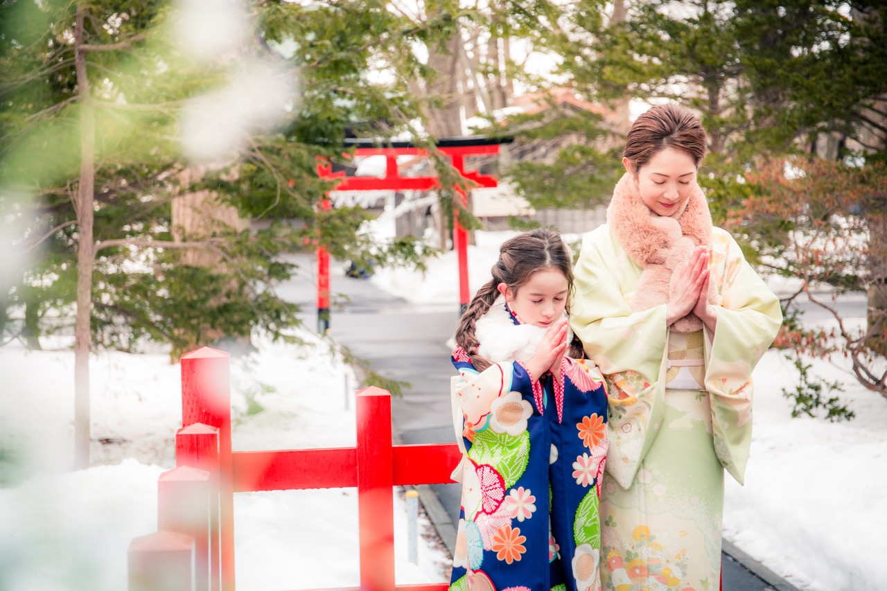 亀田八幡宮で参拝している親子