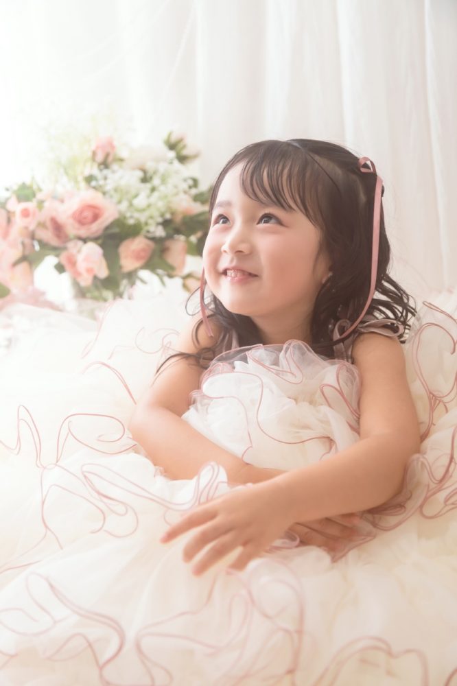 ドレスを着てスタジオ撮影している女の子