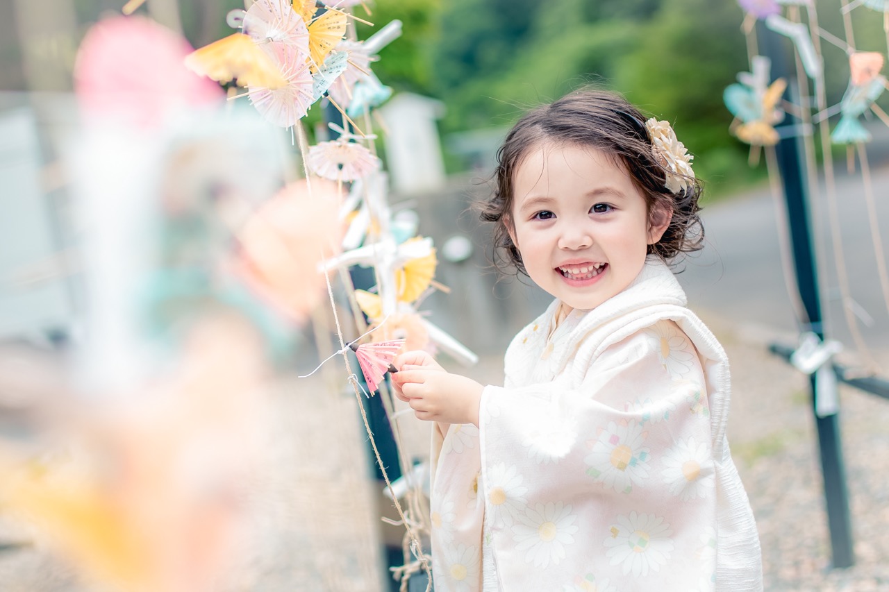 函館八幡宮ロケーション撮影をしている女の子