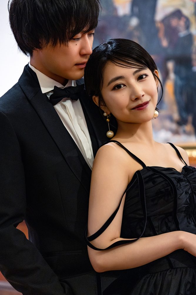 黒ドレスの花嫁とタキシードの新郎(赤れんが庁舎)