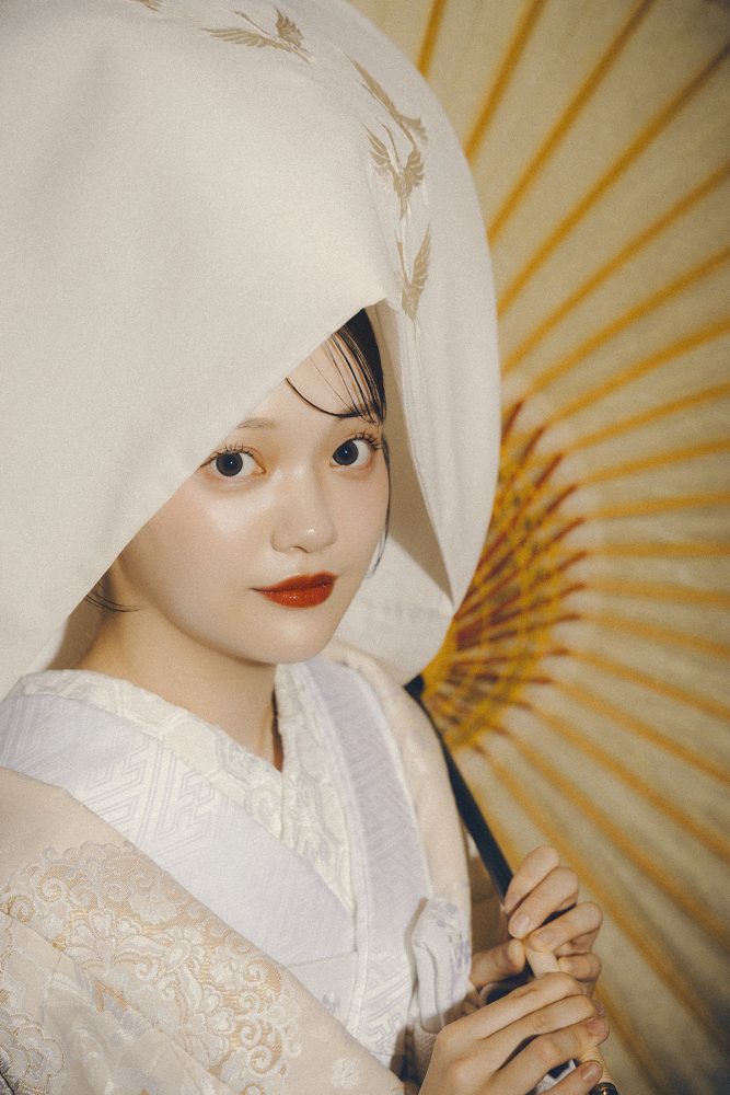 綿帽子に白無垢の花嫁と扇(赤れんが庁舎)