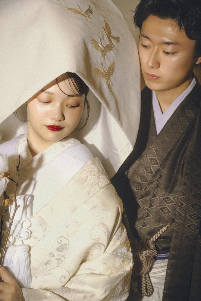 寄り添う白無垢の花嫁と新郎(赤れんが庁舎)