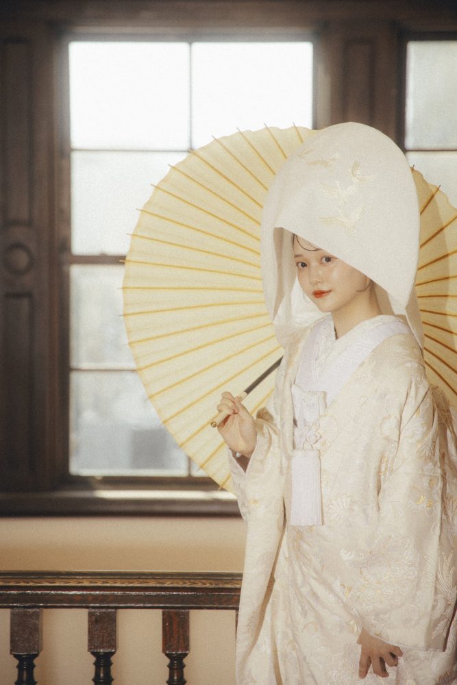 和傘を差す白無垢の花嫁(赤れんが庁舎)
