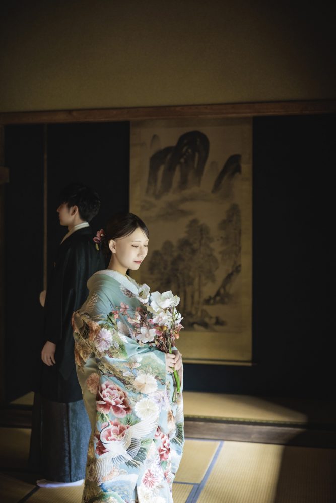 旧永山邸の和室で寄り添う着物姿の花嫁と新郎