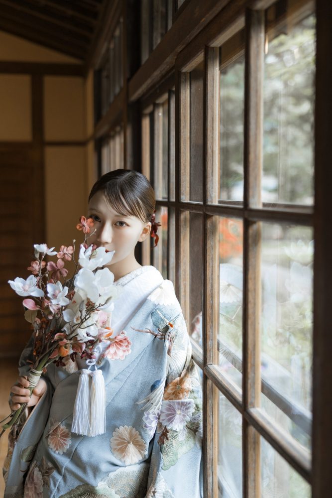 旧永山邸の窓辺で花を手にした着物姿の花嫁