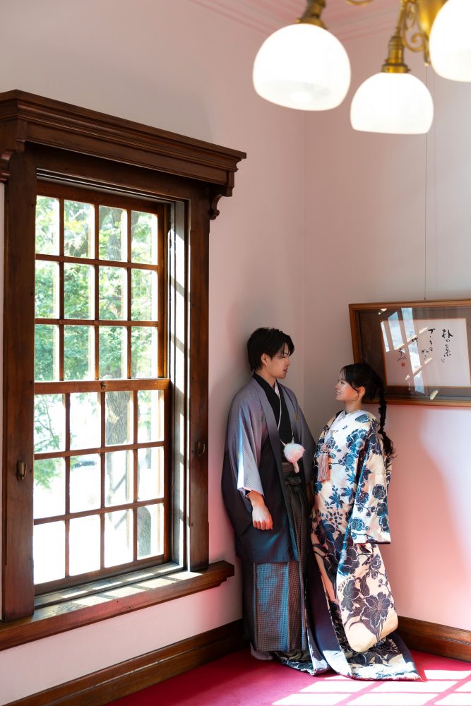 旧永山邸の洋間で向かい合う和装のふたり
