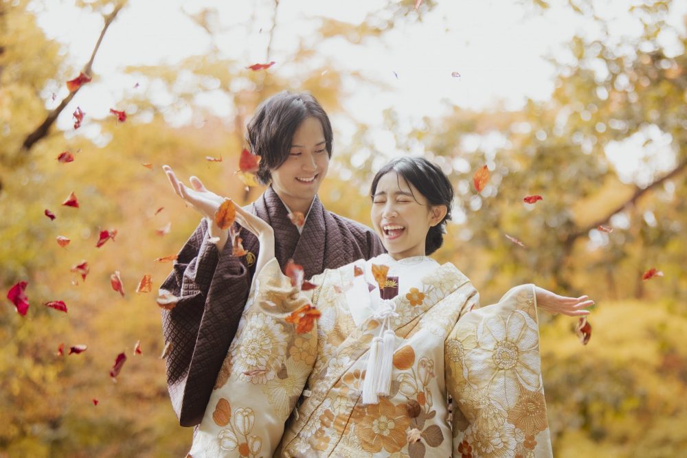 紅葉の舞う鳥沼公園で笑顔の和装のふたり